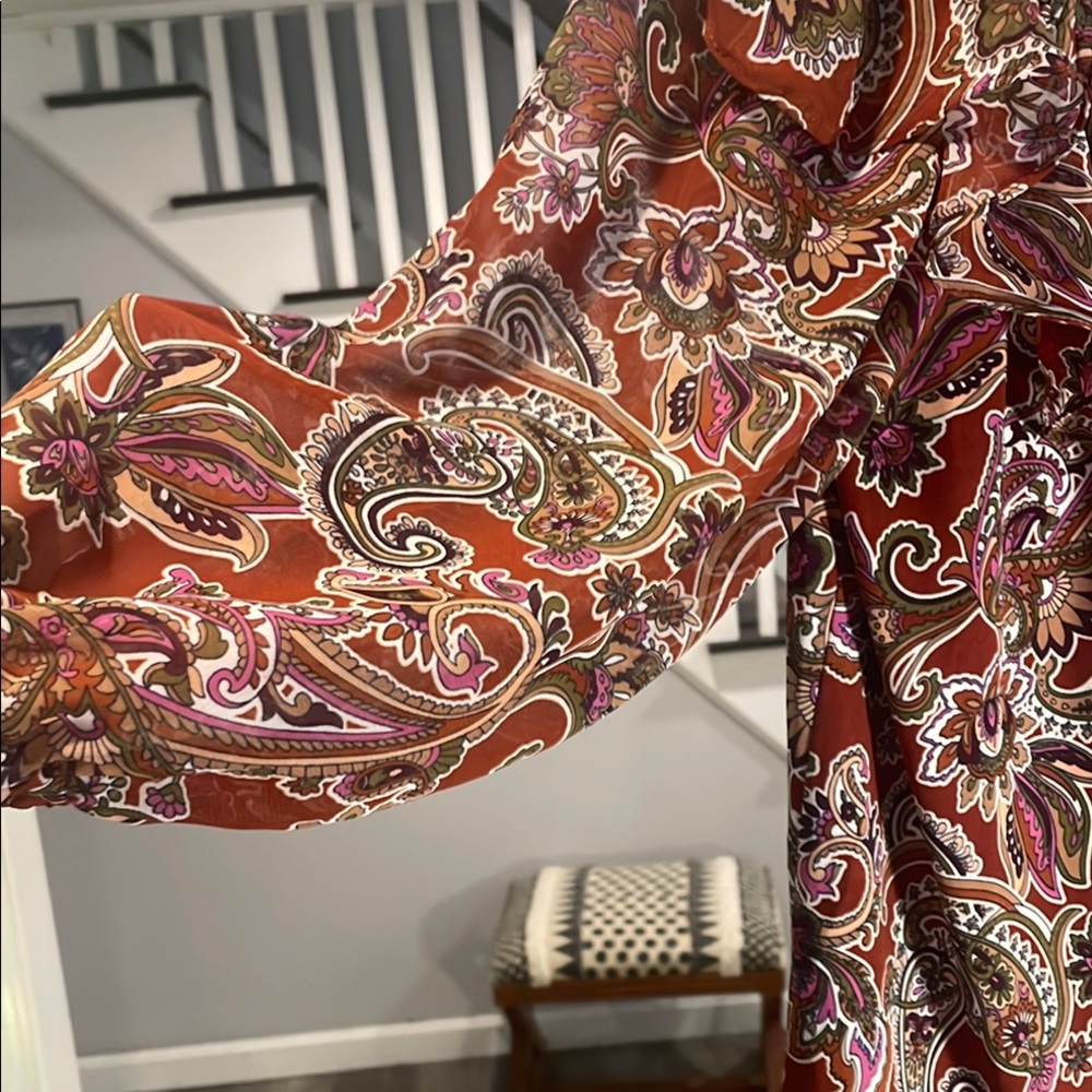 ⭐️ 5 items for $15 ⭐️

Paisley Off-Shoulder Blouse - Picture 4 of 4